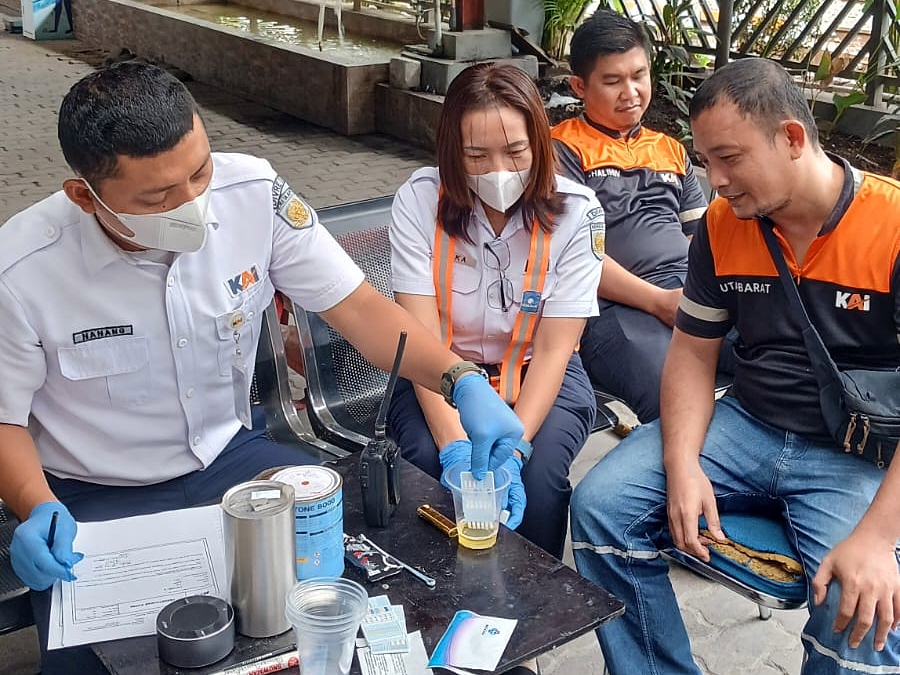 SIDAK: KAI Divre I Sumut memeriksakan urine petugas operasional pada Senin (18/5/2026).(Dok : PT. KAI Drive I Sumut)