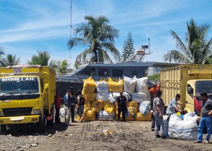 GAGALKAN: Tim gabungan lintas instansi berhasil menggagalkan pengiriman 110 koli ballpress pakaian bekas ilegal asal Malaysia di Jalan Lintas Sumatera (Jalinsum) Sei Balai, Kabupaten Batubara, Minggu (17/5/2026).(Dok : Dispen Kodaeral I)