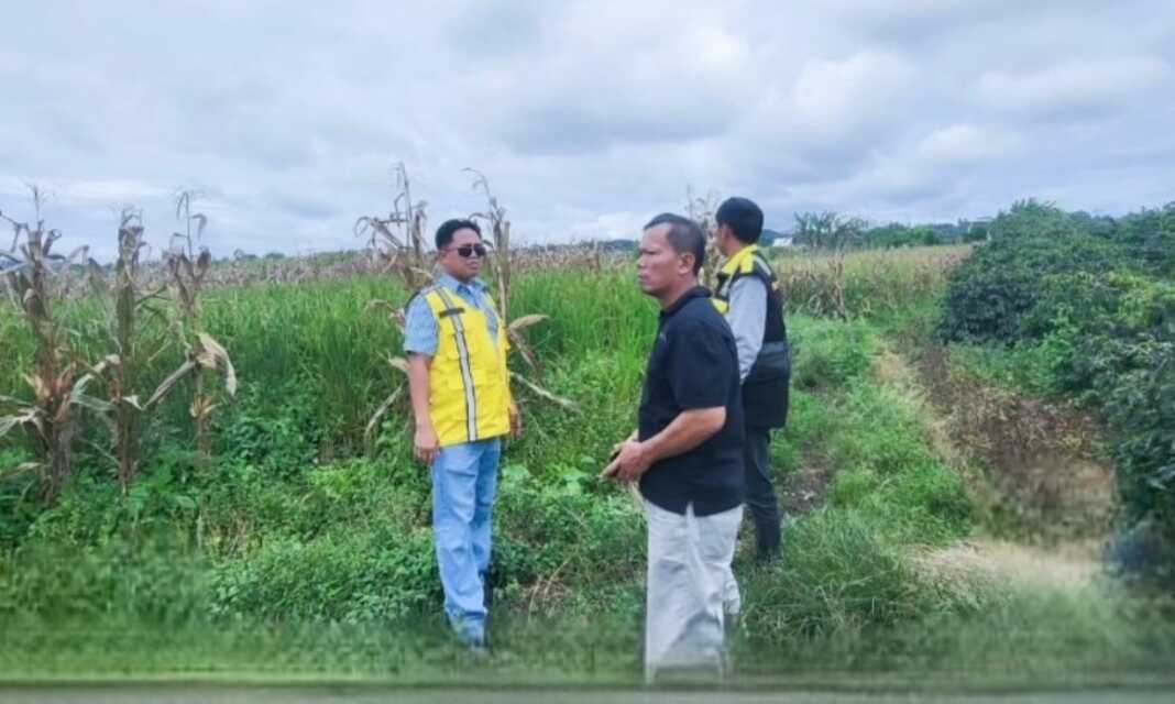 TINJAU: Pelaksana Tugas (Plt) Kepala Dinas Sumber Daya Air (SDA) Provinsi Sumatera Utara, Gibson Panjaitan, melakukan peninjauan langsung terhadap kerusakan saluran irigasi di Daerah Irigasi (DI) Sibundong, Kabupaten Humbang Hasundutan (Humbahas), pada Jumat (8/5/2026).(Dok : Dinas SDA Sumut)