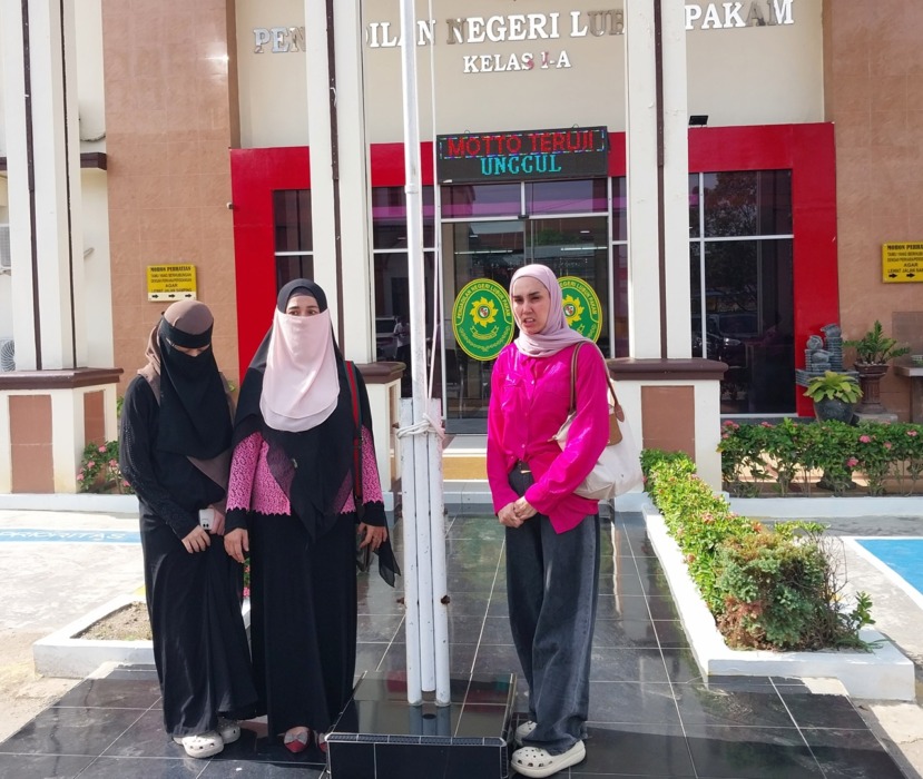 PENYATAAN: Zainab, Salsa Ramadhani dan Beby saat menyampaikan pernyataan terbuka yang ditujukan kepada Presiden Prabowo Subianto meminta perlindungan hukum terhadap Roni Paslani agar dibebaskan.
