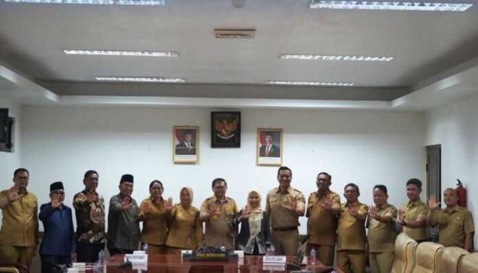 KUNKER: Wakil Bupati Karo menyambut kunjungan kerja (kunker) rombongan Pemkab Langkat. 