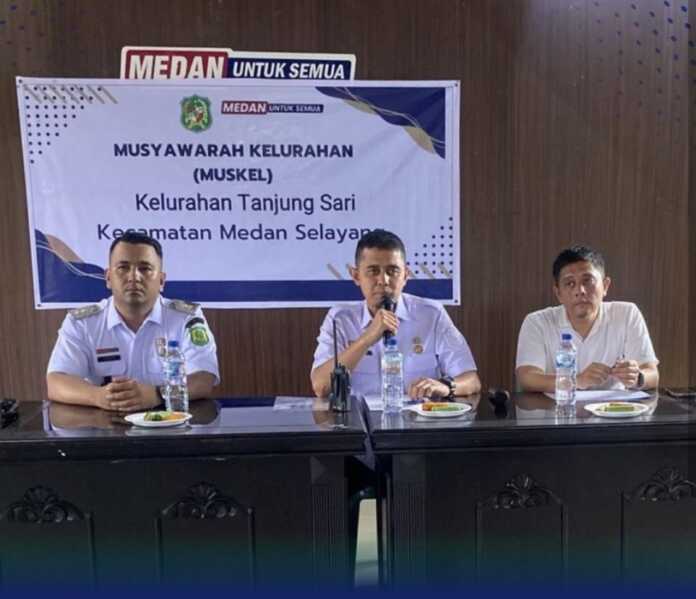 MUSKEL: Lurah Tanjung Sari, Ihsan Nugraha, saat gelar Muskel di Aula Kantor Kelurahan Tanjung Sari, Jalan Pasar I Tanjung Sari. MUSKEL: Lurah Tanjung Sari, Ihsan Nugraha, saat gelar Muskel di Aula Kantor Kelurahan Tanjung Sari, Jalan Pasar I Tanjung Sari.