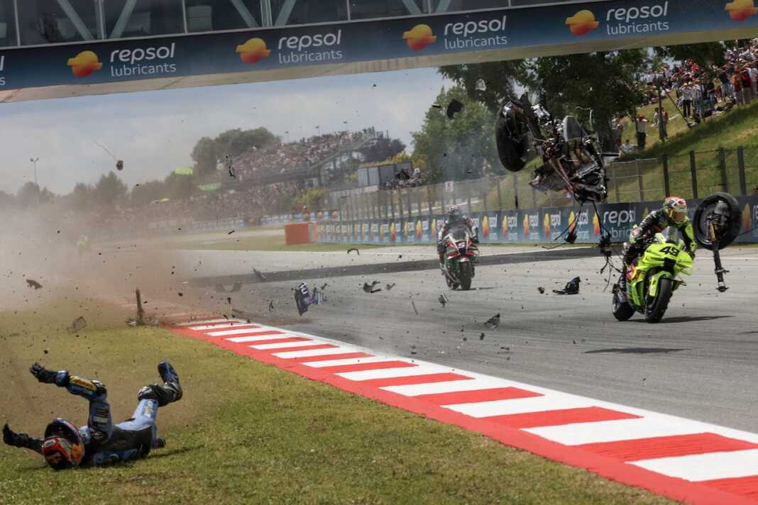 NGERI: Motor pembalap Gresini Ducati, Alex Marquez, terguling dan hancur berkeping-keping di depan Fabio Di Giannantonio (VR46) dalam MotoGP Catalunya di Sirkuit Barcelona-Catalunya, Montmelo, Minggu (17/5).