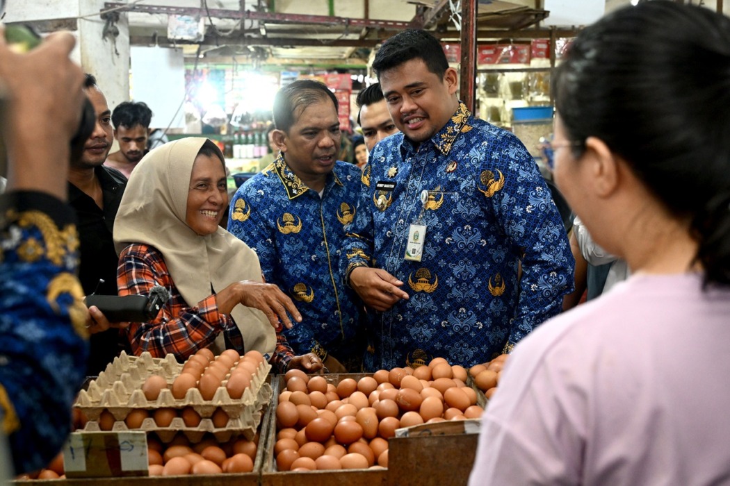 TINJAU PASAR: Gubsu Bobby Afif Nasution didampingi Kepala Disperindag dan ESDM Sumut Dedi Jaminsyah Putra Harahap, meninjau sejumlah pasar tradisional di Kota Medan, untuk memastikan ketersediaan dan harga bahan pokok, baru-baru ini.(Dok : Diskominfo Sumut)