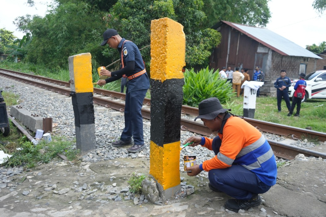 MENUTUP: PT Kereta Api Indonesia (Persero) Divisi Regional I Sumatera Utara menutup perlintasan sebidang liar di Desa Purwodadi, Kecamatan Sunggal, Kabupaten Deliserdang, Selasa (19/5).(Dok : KAI Drive I Sumut)
