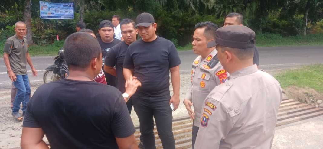 Kapolsek Salapian AKP Master Purba saat menenangkan masyarakat soal dugaan penyerobotan jalan umum di Desa Naman Jahe