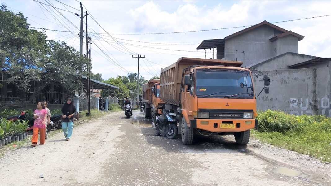 DIBLOKIR: Truk galian yang mengangkat material batu berhenti karena masyarakat blokir jalan penghubung antar kecamatan Binjai-Selesai Kabupaten Langkat. (Teddy Akbari/Sumut Pos)