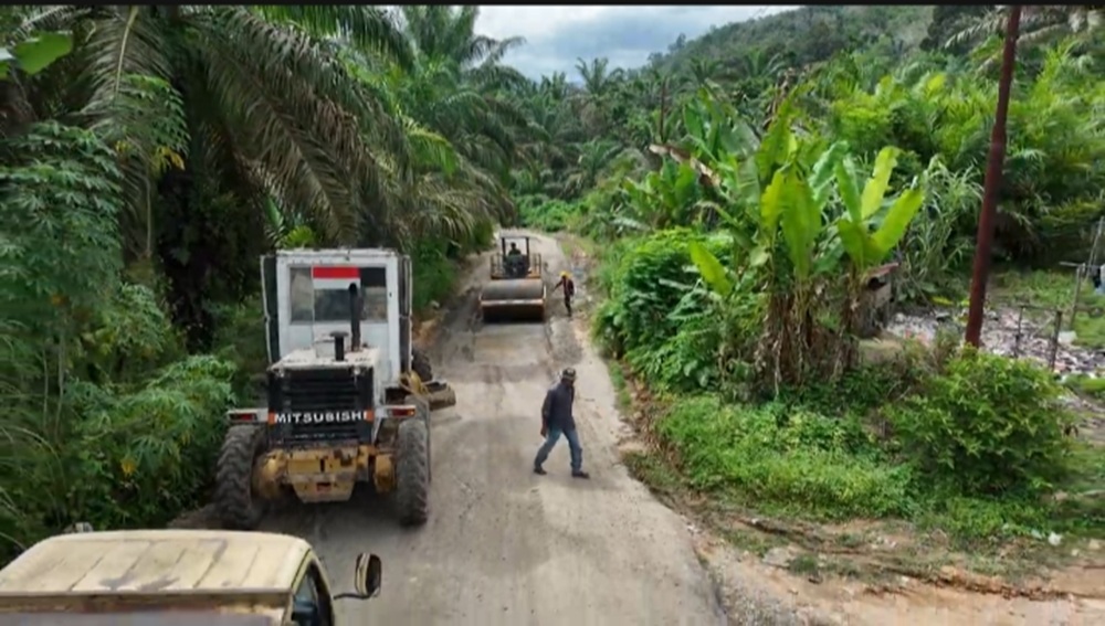 PENGERJAAN : Proyek jalan di Kabupaten Padanglawas Utara mulai dikerjakan Pemerintah Provinsi Sumatera Utara melalui Dinas Bina Marga dan Bina Konstruksi (BMBK) Sumut dengan total anggaran mencapai Rp238 miliar.(Dok : Dinas BMBK Sumut)
