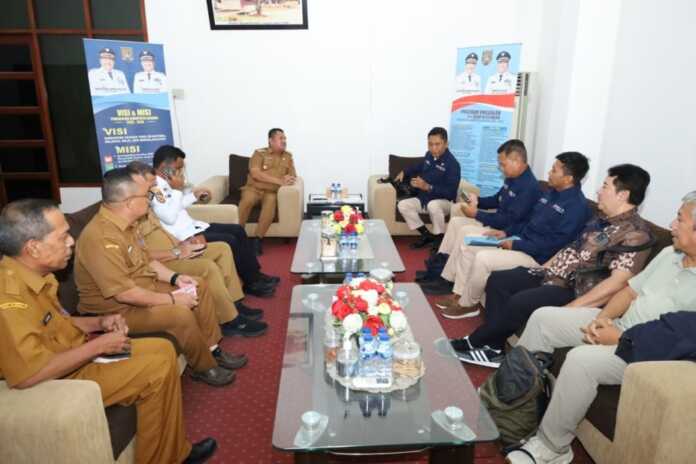 TERIMA KUNJUNGAN: Wakil Bupati Asahan, Rianto SH MAP menerima kunjungan Badan Keamanan Laut Republik Indonesia (Bakamla RI) di Ruang Kerja Wakil Bupati Asahan, Senin (18/5) pukul 12.00 WIB. TERIMA KUNJUNGAN: Wakil Bupati Asahan, Rianto SH MAP menerima kunjungan Badan Keamanan Laut Republik Indonesia (Bakamla RI) di Ruang Kerja Wakil Bupati Asahan, Senin (18/5) pukul 12.00 WIB.