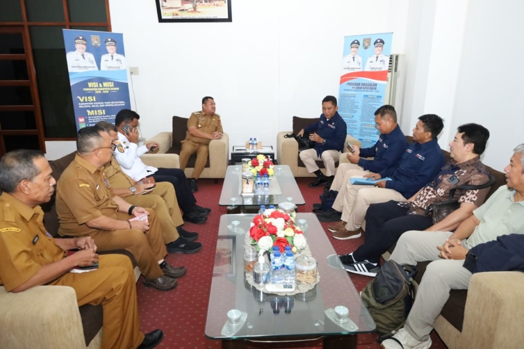TERIMA KUNJUNGAN: Wakil Bupati Asahan, Rianto SH MAP menerima kunjungan Badan Keamanan Laut Republik Indonesia (Bakamla RI) di Ruang Kerja Wakil Bupati Asahan, Senin (18/5) pukul 12.00 WIB.