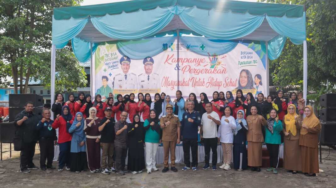 USAI PELAKSANAAN: Wali Kota Tebingtinggi H Iman Irdian Saragih beserta jajaran dinkes, tenaga kesehatan, kader posyandu, dan peserta foto bersama usai pelaksanaan Kampanye Germas dan Pencegahan TBC serta peluncuran inovasi ‘Pintu Radiasi’ di Lapangan Kantor Camat Rambutan, Selasa (19/5). (Azan purba/sumutpos)