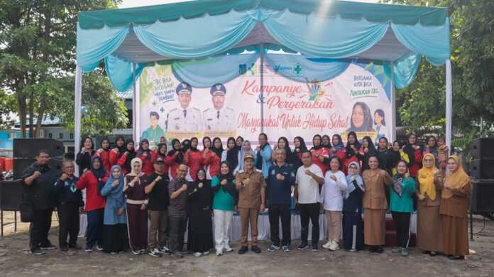 USAI PELAKSANAAN: Wali Kota Tebingtinggi H Iman Irdian Saragih beserta jajaran dinkes, tenaga kesehatan, kader posyandu, dan peserta foto bersama usai pelaksanaan Kampanye Germas dan Pencegahan TBC serta peluncuran inovasi ‘Pintu Radiasi’ di Lapangan Kantor Camat Rambutan, Selasa (19/5). (Azan purba/sumutpos)