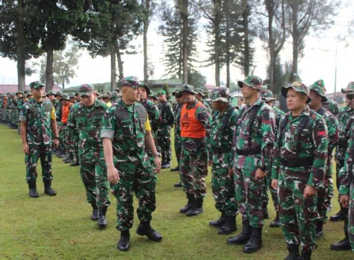 CEK: Paban V/Bin Proglatsi Sopsad, Kolonel Inf Romas Herlandes didampingi Dandim 0205/TK Letkol Inf Robert Panjaitan mengecek kesiapan prajurit