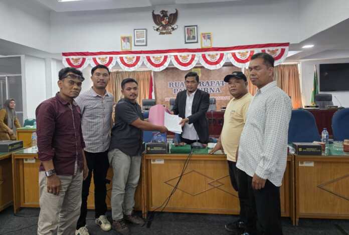 ASPIRASI: Himpunan Lintas Organisasi & Komunitas menyerahkan aspirasi kepada anggota DPRD Dairi saat menggelar RDP, Selasa (19/5).RUDY SITANGGANG/SUMUT POS.