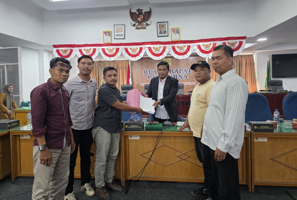 ASPIRASI: Himpunan Lintas Organisasi & Komunitas menyerahkan aspirasi kepada anggota DPRD Dairi saat menggelar RDP, Selasa (19/5).RUDY SITANGGANG/SUMUT POS.