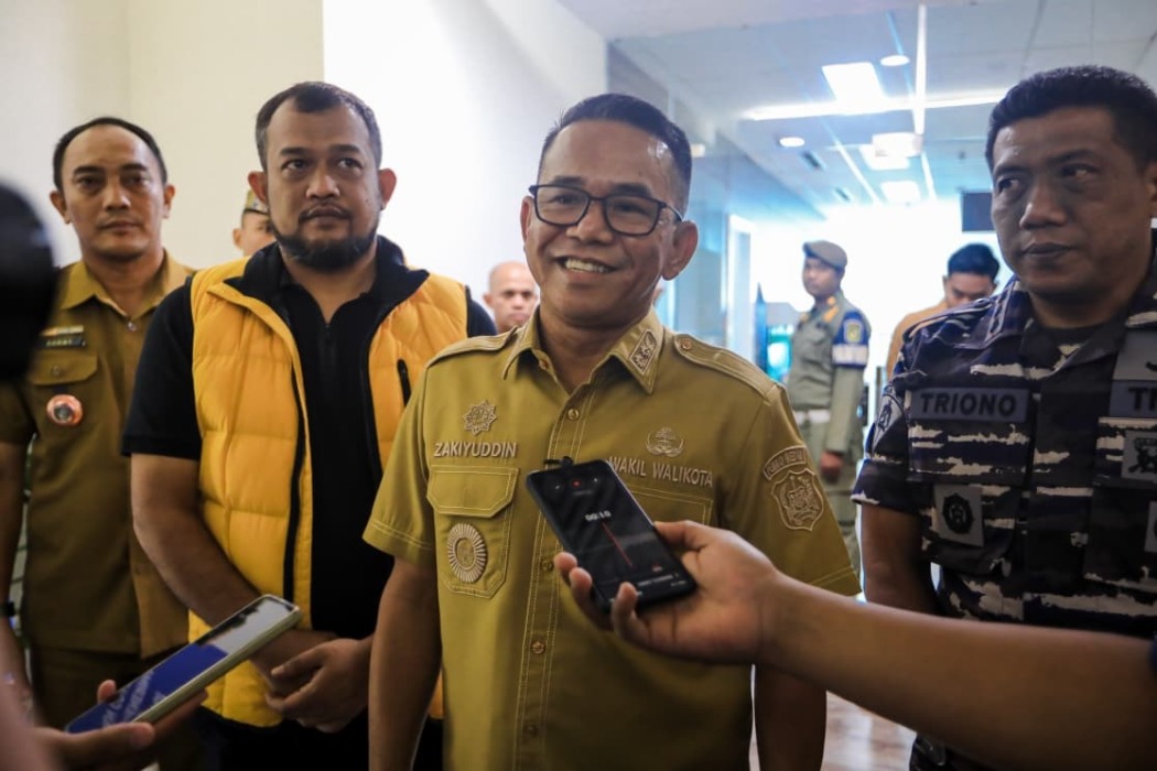 WAWANCARA: Wakil Wali Kota Medan Zakiyuddin Harahap, saat diwawancarai usai melakukan pertemuan dengan Pelindo Regional 1 di Kantor Pelindo Regional 1, Selasa (19/5/2026)