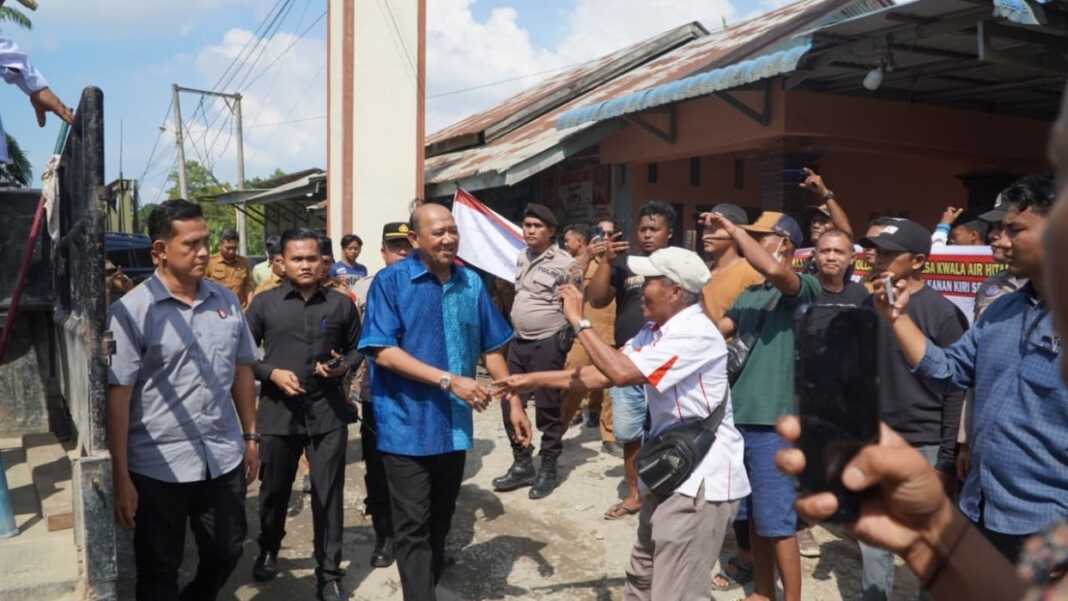 TEMUI: Bupati Langkat Syah Afandin saat menemui massa aksi yang memblokir jalan penghubung antar kecamatan. (Diskominfo Langkat/Sumut Pos)
