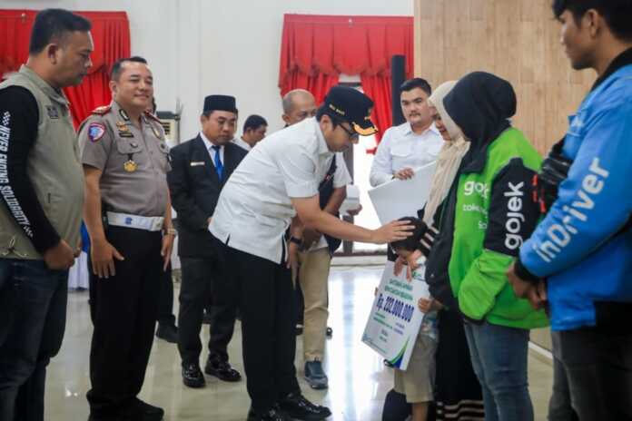 SANTUNAN: Wali Kota Medan Rico Tri Putra Bayu Waas memberikan santunan kepada keluarga almarhum Rajali, seorang driver ojol yang meninggal dunia.