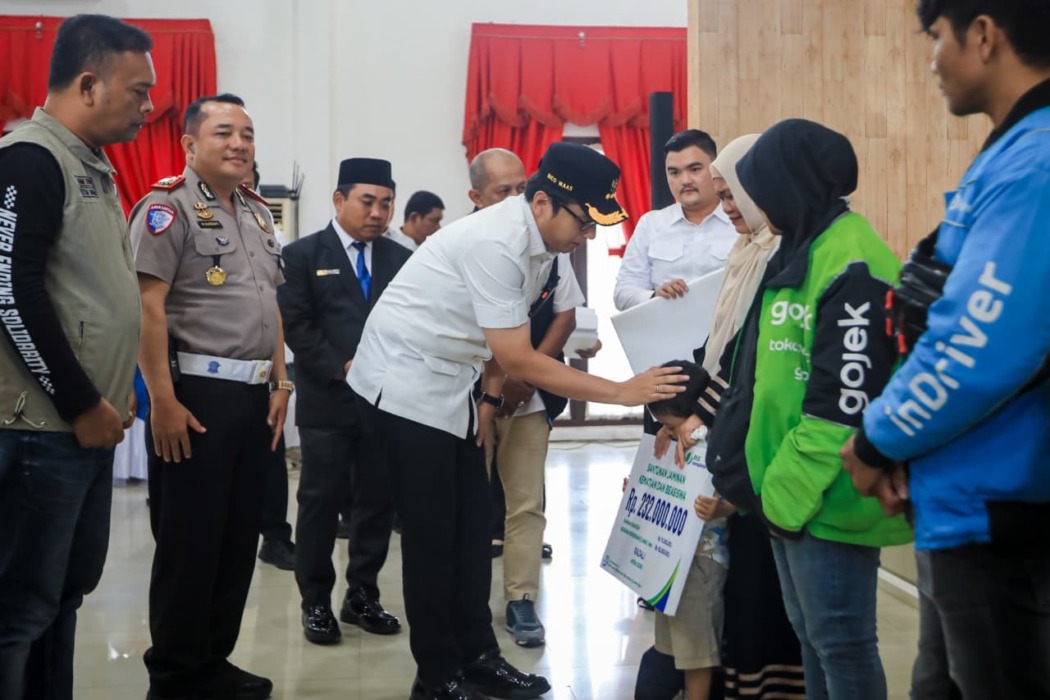 SANTUNAN: Wali Kota Medan Rico Tri Putra Bayu Waas memberikan santunan kepada keluarga almarhum Rajali, seorang driver ojol yang meninggal dunia.