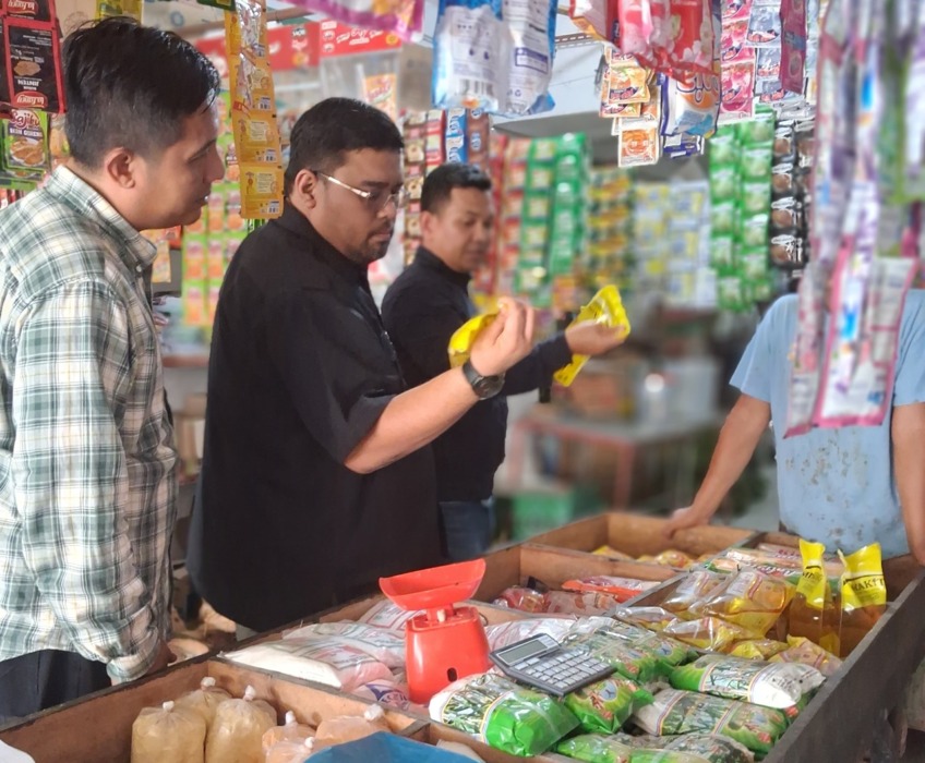 MONITORING: Dinas Perindustrian, Perdagangan Energi dan Sumber Daya Mineral (Disperindag ESDM) Sumatera Utara melakukan monitoring distribusi Minyakita di tingkat pengecer di Pasar Inpres Serbelawan, Kabupaten Simalungun. (Dok : Disperindag dan ESDM Sumut)