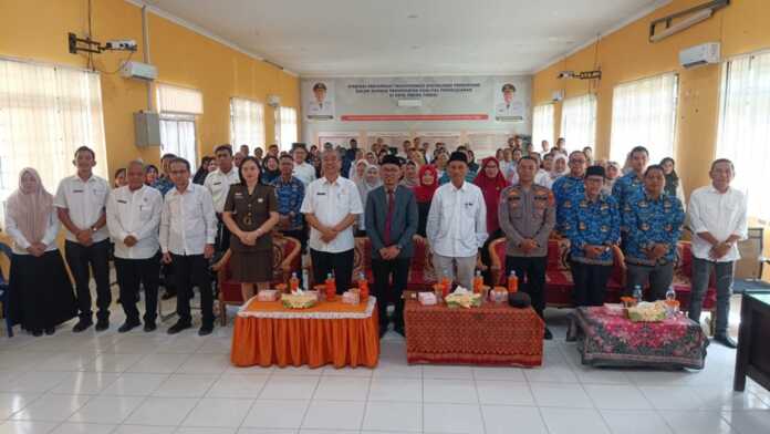 SOSIALISASI: Sekdako Tebingtinggi H Erwin Suheri Damanik, unsur Forkopimda, dinas pendidikan, kepala sekolah serta peserta usai kegiatan sosialisasi Sistem Penerimaan Murid Baru (SPMB) Tahun Ajaran 2026/2027 di Gedung Laboratorium Terpadu SMP Negeri 10 Tebing Tinggi, Rabu (20/5).