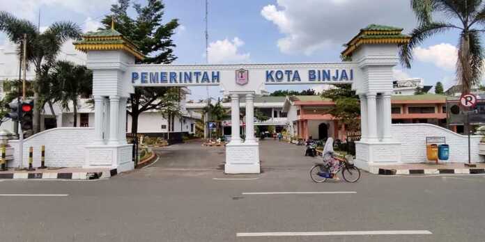 BALAI KOTA: Seorang pesepeda melintas di depan Balai Kota Binjai, Jalan Jenderal Sudirman. (Teddy Akbari/Sumut Pos)