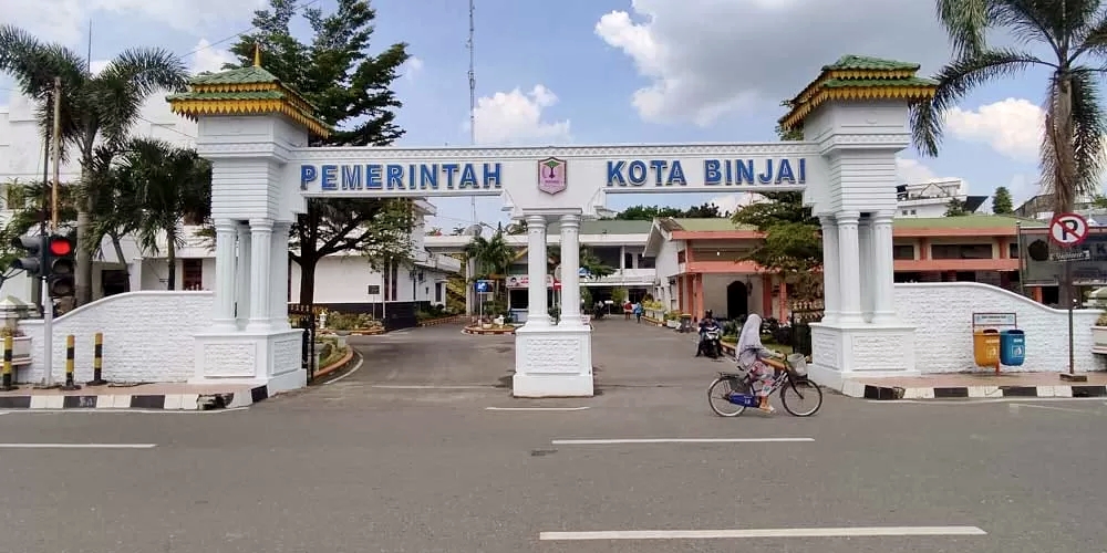 BALAI KOTA: Seorang pesepeda melintas di depan Balai Kota Binjai, Jalan Jenderal Sudirman. (Teddy Akbari/Sumut Pos)