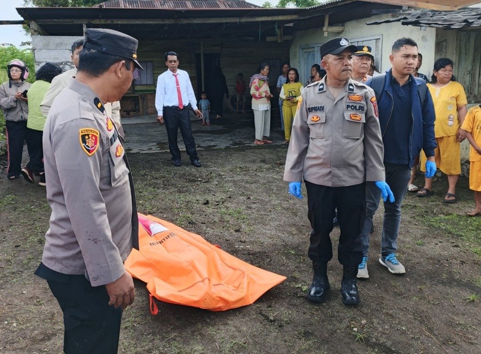 GANTUNG DIRI: Petugas Kepolisian mengevakuasi mayat siswi SMK yang ditemukan gantungdiri dirumahnya di Lingkungan II, Kelurahan Panji Dabutar, Kecamatan Sitinjo, Rabu (20/5).RUDY SITANGGANG/SUMUT POS.