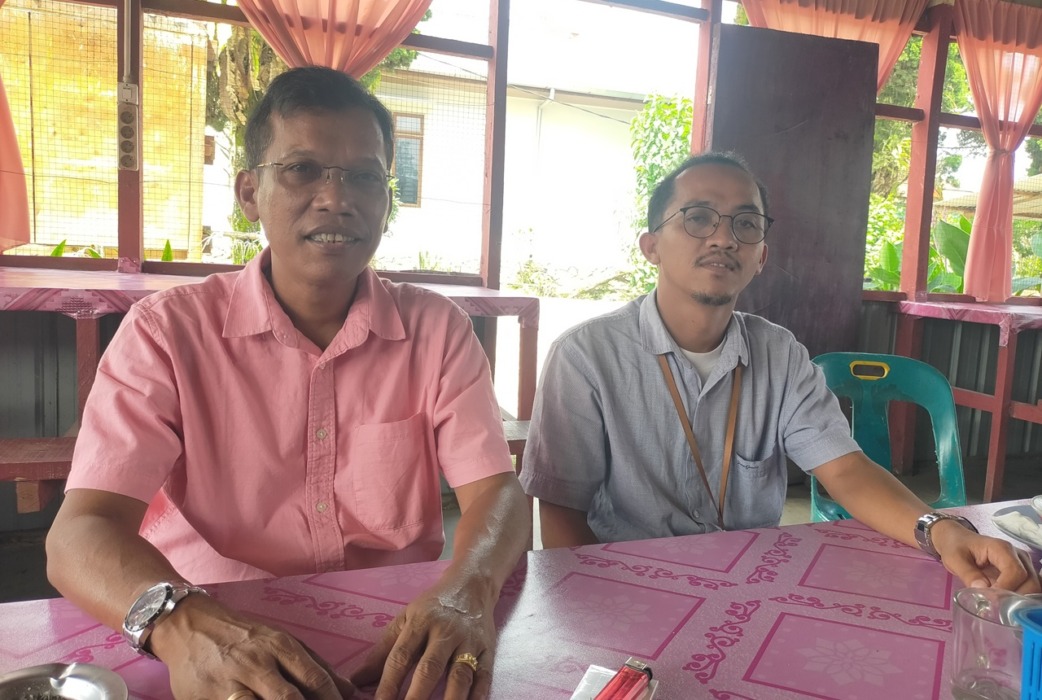 PENJELASAN: Direktur Perumda Pembangunan Dairi, Tamrin Pandiangan (kiri) didampingi tenaga ahli, Jimmy Cibro, memberikan penjelasan kepada wartawan di Sidikalang, Kamis (21/5).RUDY SITANGGANG/SUMUT POS.