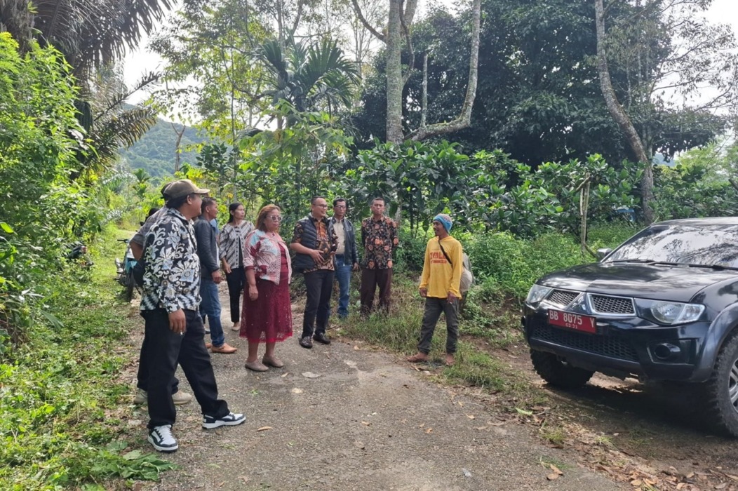 TURUN: Kadis Pemdes, Simon Tony Malau, Camat Siempat Nempu, Rosmey Simbolon, Kades Jumateguh, Dame Nababan dan Kades Kabanjulu, Sarman Matanari turun ke lokasi pengaspalan jalan di Dusun I, Kamis (21/5).RUDY SITANGGANG/SUMUT POS.