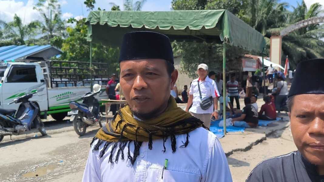 WAWANCARA: Didik Gunawan saat diwawancarai pada kesempatan aksi blokir jalan penghubung antar Kecamatan Selesai menuju Binjai. (Teddy Akbari/Sumut Pos)