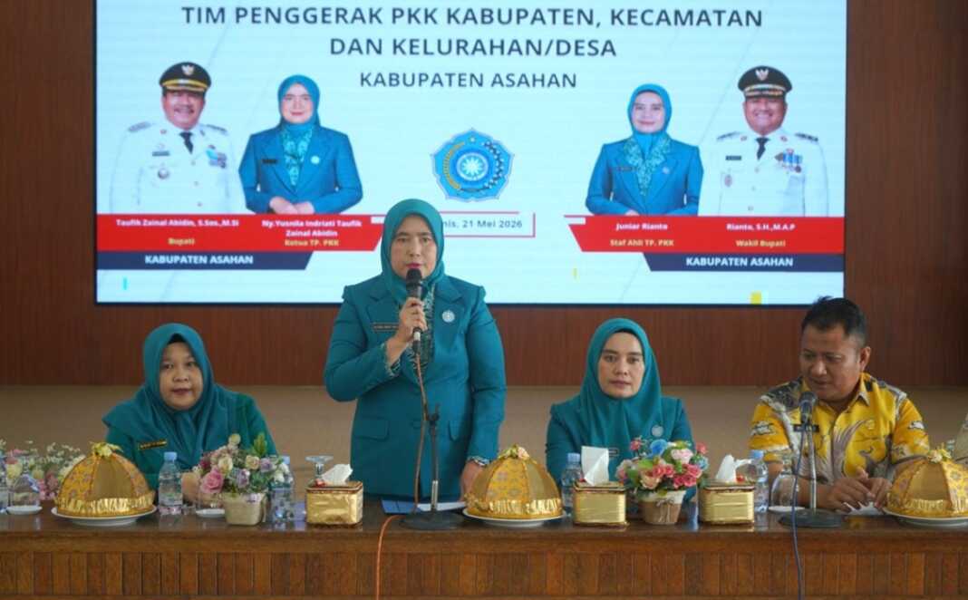 PEMBUKAAN: Wakil Bupati Asahan, Rianto SH MAP membuka secara resmi Rapat Koordinasi Teknis (Rakornis) Tim Penggerak (TP) PKK Kabupaten Asahan bersama TP PKK Kecamatan serta kelurahan/desa, di Pendopo Rumah Dinas Bupati Asahan, Kamis (21/5) sekira pukul 09.50 WIB.