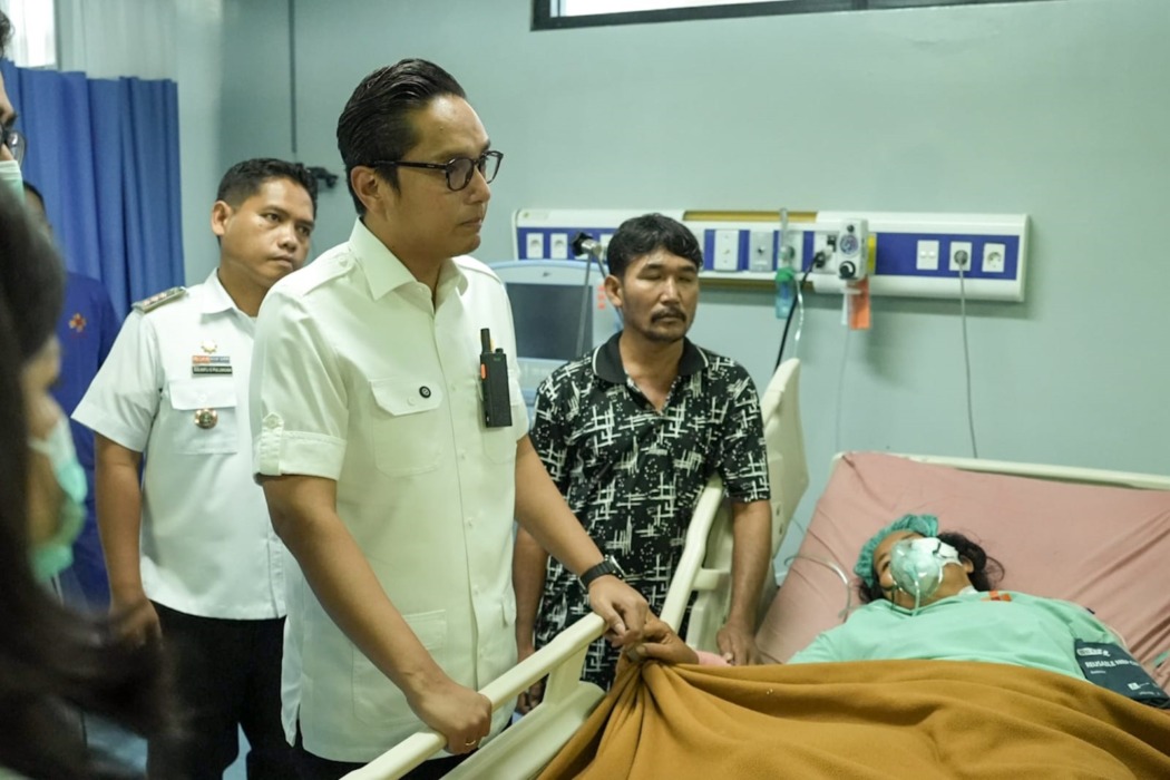 JENGUK KORBAN: Wali Kota Medan Rico Tri Putra Bayu Waas jenguk korban begal.