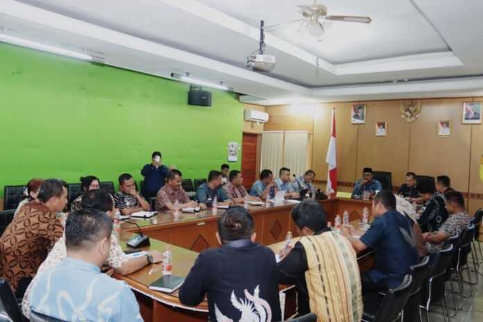 RAPAT: Wabup Dairi Wahyu Daniel Sagala didampingi Sekda Surung Charles Lamhot Bantjin, Inspektur Jonny Hutasoit, saat pimpin rapat percepatan penyaluran DD dan BHPRD, Jumat (22/5). (RUDY SITANGGANG/SUMUT POS).