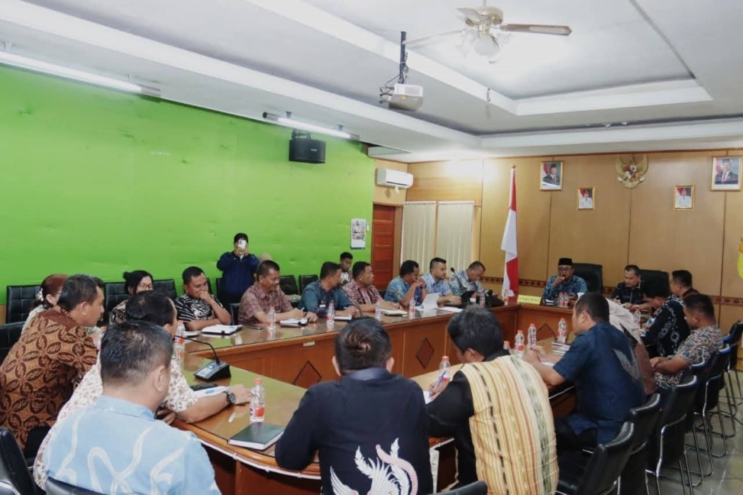 RAPAT: Wabup Dairi Wahyu Daniel Sagala didampingi Sekda Surung Charles Lamhot Bantjin, Inspektur Jonny Hutasoit, saat pimpin rapat percepatan penyaluran DD dan BHPRD, Jumat (22/5). (RUDY SITANGGANG/SUMUT POS).