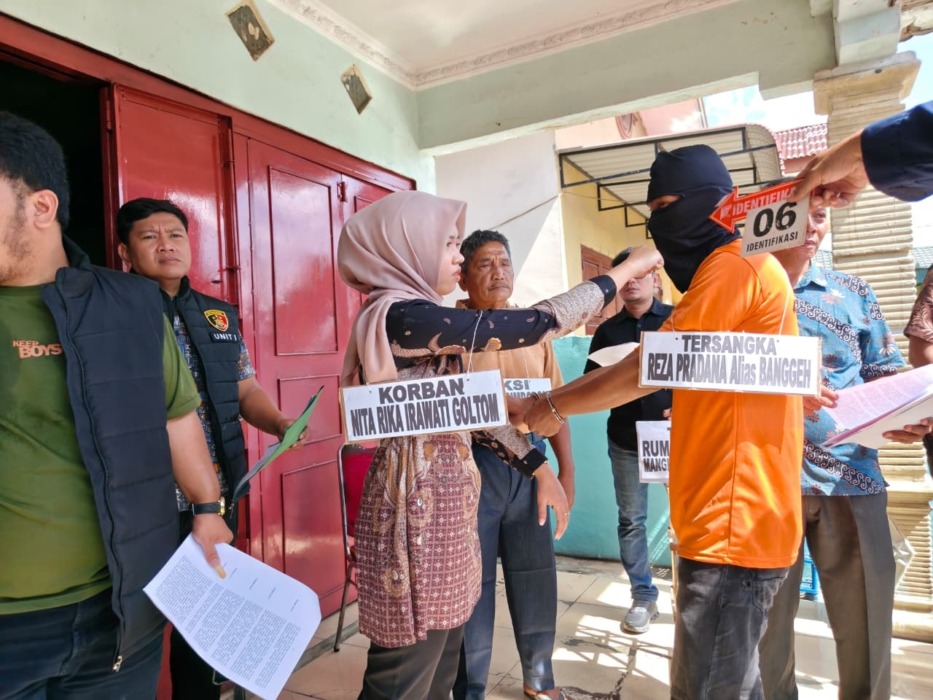 REKONSTRUKSI: Tersangka Reza Pradana alias Banggeh saat memperagakan adegan reka ulang pembunuhan terhadap korban Nita Rika Ramati Goltom dalam rekonstruksi yang digelar pihak kepolisian di Tebingtinggi, Jumat (22/5). (Azan Purba / sumutpos).