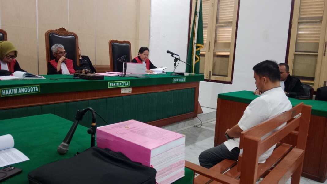 SIDANG: Mantan Kadisdik Langkat Saiful Abdi, menjalani sidang perlawanan kasus dugaan korupsi Smartboad di Pengadilan Tipikor Medan, Jumat (22/5). (Gusman/Sumut Pos)