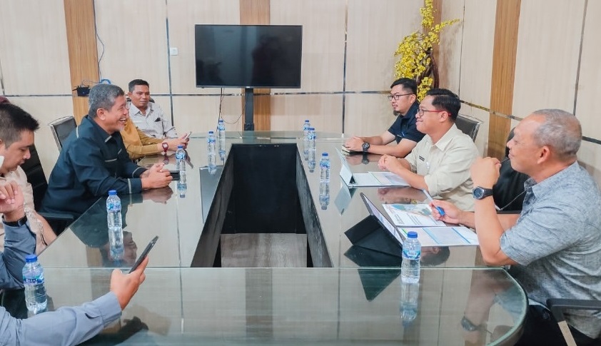 BERSAMA: Pelaksana Tugas (Plt) Kepala Dinas SDA Sumut, Gibson Panjaitan bersama Anggota DPRD Kabupaten Batubara, Syafi’i, di Kantor Dinas SDA Provinsi Sumut di Kota Medan, Selasa (19/5).(Dok : Dinas SDA Sumut)