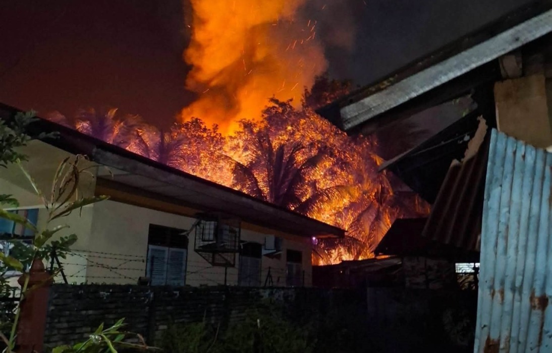 Dua Rumah Semi Permanen Terbakar di Kota Tebingtinggi, Damkar Alami cedera Saat Padamkan Api