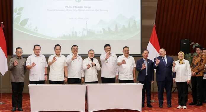 FOTO BERSAMA: Gubsu Muhammad Bobby Afif Nasution, foto bersama usai penandatanganan MoU Pengolahan Sampah Menjadi Energi Listrik 9 (Diskominfo Sumut).