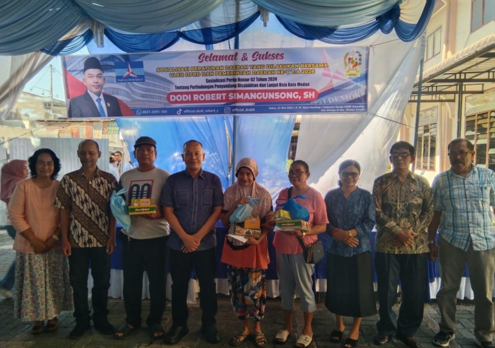 SOSIALISASI: Anggota DPRD Kota Medan Dodi Robert Simangunsong bersama warga saat sosialisasi Perda Nomor 02 Tahun 2024 di Halaman Gereja HKBP Seksama, Jalan M Nawi Harahap, Sabtu (23/5).