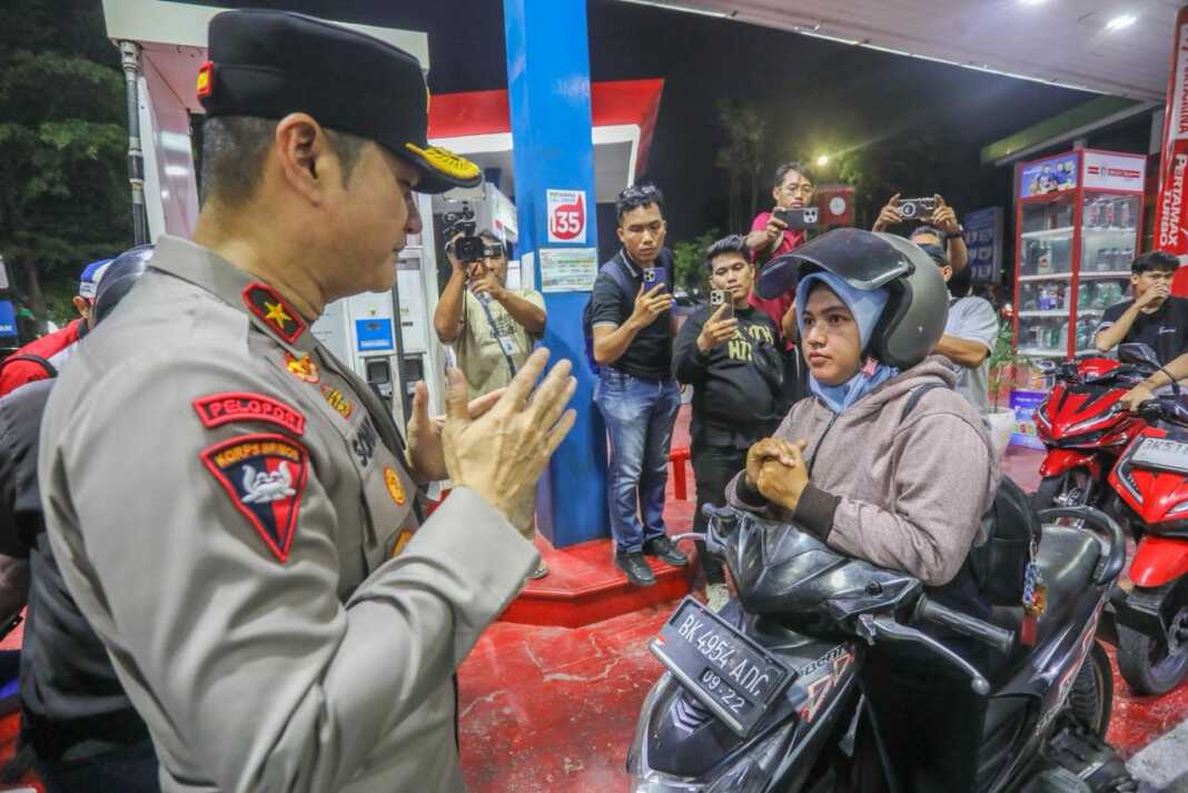 PANTAU SPBU: Wakapolda Sumut Brigjen Pol Sonny Irawan turun langsung ke SPBU Putri Hijau Medan. (Istimewa/Sumut Pos)
