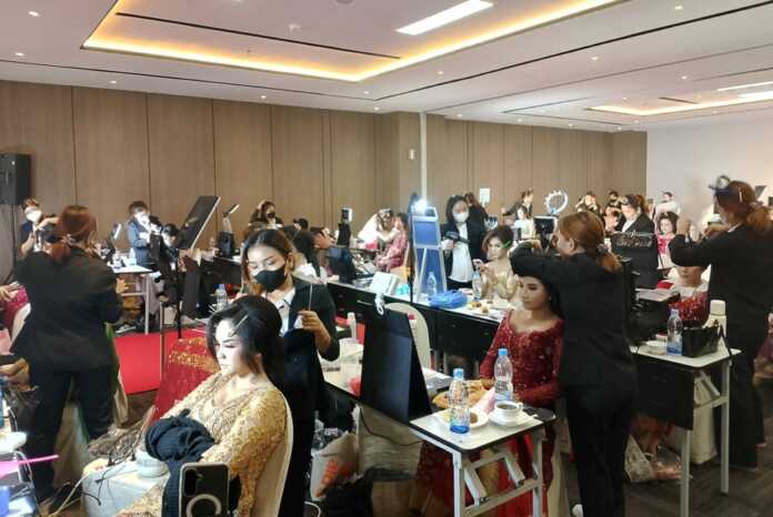 PELEPASAN : Uly Rias Pengantin menggelar kegiatan pelepasan siswa kelas pemula gelombang ke-9 khusus makeup dan hairdo di Hotel Grand Mercure, Medan, Senin (25/5/2025).(Dok : Ihsan Syahreza)