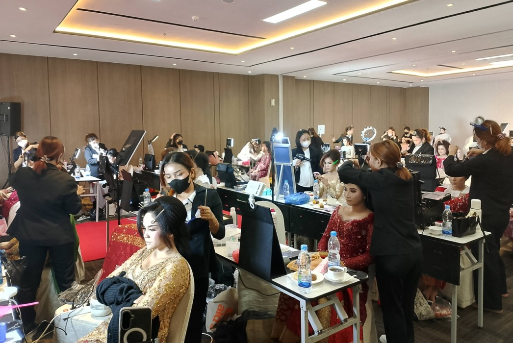 PELEPASAN : Uly Rias Pengantin menggelar kegiatan pelepasan siswa kelas pemula gelombang ke-9 khusus makeup dan hairdo di Hotel Grand Mercure, Medan, Senin (25/5/2025).(Dok : Ihsan Syahreza)