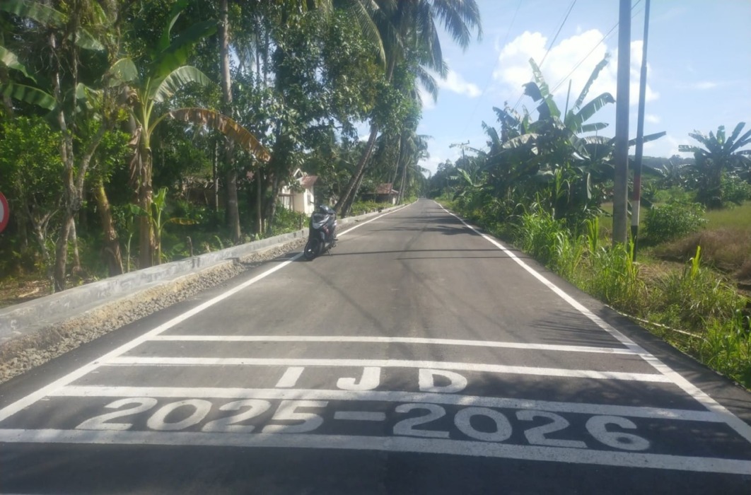 JALAN MULUS: Ruas jalan Tetehosi Afia Kecamatan Gunungsitoli Utara, Kota Gunungsitoli, Sumatera Utara, tampak mulus dan berkualitas. (Eriusman Duha / Sumut Pos)
