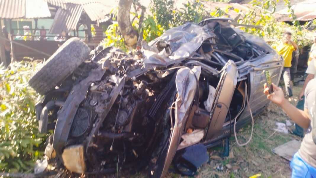 TABRAKAN MOBIL-KA: Mobil Mitsubishi Pajero Sport mengalami kerusakan parah usai tertabrak kereta api barang KA Kutaba Cargo rute Belawan–Kualatanjung di perlintasan tanpa palang pintu Jalan Gunung Semeru, Kelurahan Lalang, Kecamatan Rambutan, Kota Tebingtinggi, Sabtu (23/5/2026), Azan purba /sumutpos.