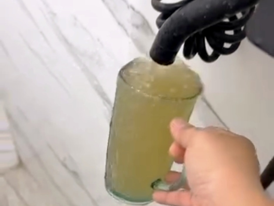 KERUH: Potongan video dari kondisi air keruh yang mengalir ke pelanggan Perumda Tirtasari.( FOTO dari pelanggan Perumda Tirtasari/Sumut Pos)