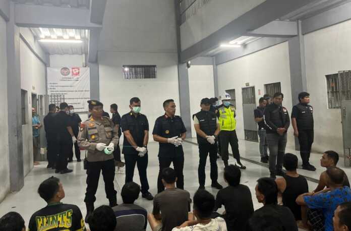 Lapas Binjai Razia PIMPIN: Kalapas Binjai Mochamad Mukaffi, saat memimpin razia gabungan yang melibatkan unsur TNI-Polri dan badan narkotika nasional.(Humas Lapas Binjai/Sumut Pos)