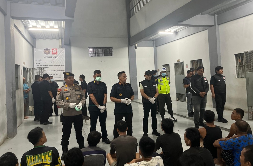 PIMPIN: Kalapas Binjai Mochamad Mukaffi, saat memimpin razia gabungan yang melibatkan unsur TNI-Polri dan badan narkotika nasional.(Humas Lapas Binjai/Sumut Pos)