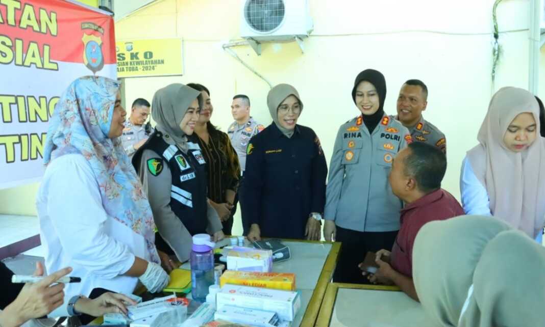 TINJAU: Kapolres Tebingtinggi AKBP Rina Frillya SIk meninjau kegiatan bakti sosial dan pemeriksaan kesehatan gratis saat kunjungan kerja di Polsek Tebingtinggi, Kamis (28/5/2026) Azan Purba /sumutpos.